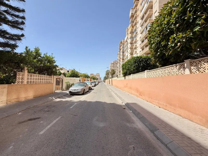APARTAMENTO TOTALMENTE REFORMADO CON PISCINA EN NUEVA TORREVIEJA. 2 DORM. 1 BAÑO. CON SUPERFICIE DE 54 M2.