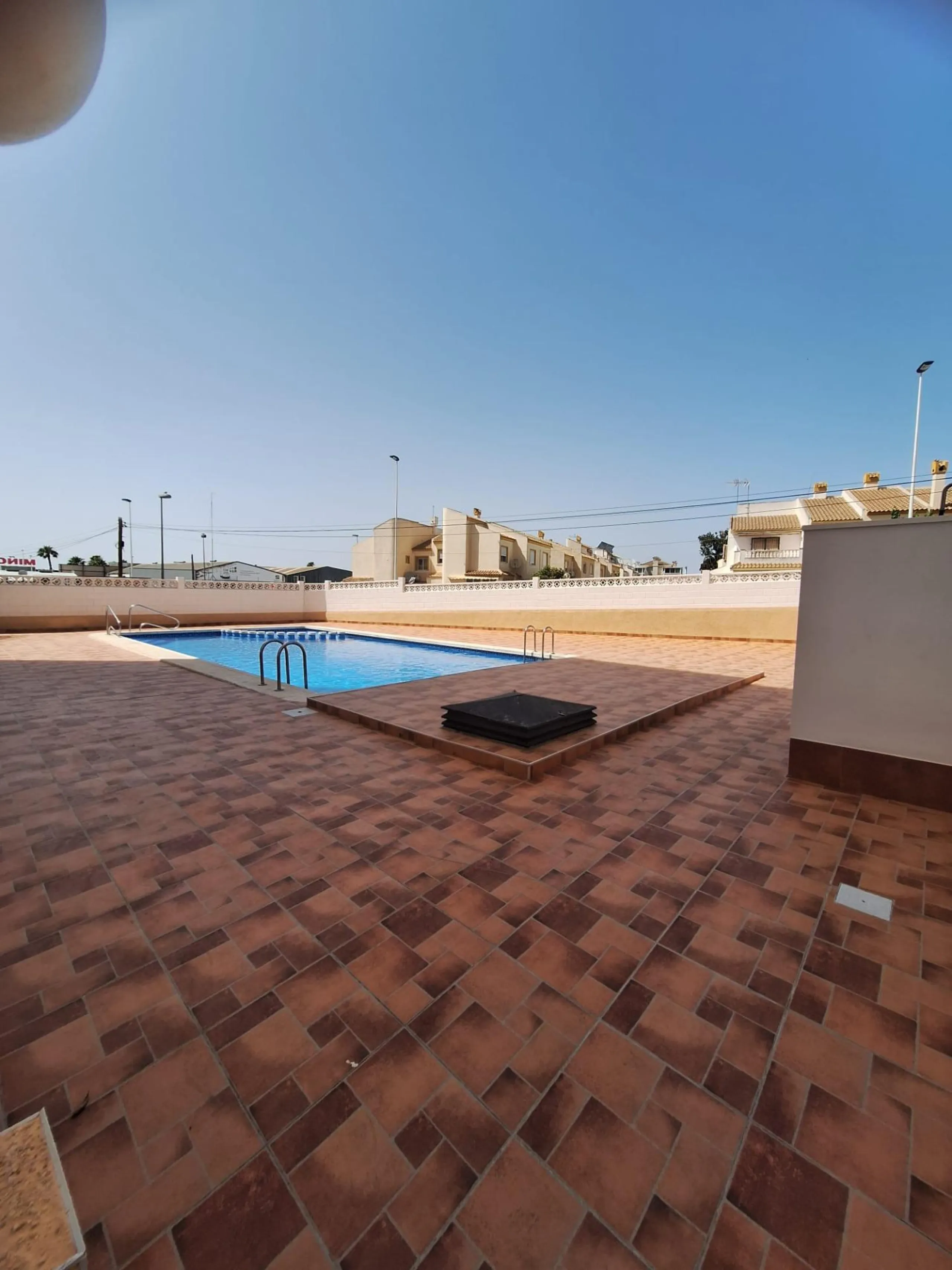 APARTAMENTO TOTALMENTE REFORMADO CON PISCINA EN NUEVA TORREVIEJA. 2 DORM. 1 BAÑO. CON SUPERFICIE DE 54 M2.