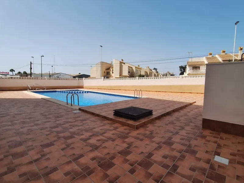 APARTAMENTO TOTALMENTE REFORMADO CON PISCINA EN NUEVA TORREVIEJA. 2 DORM. 1 BAÑO. CON SUPERFICIE DE 54 M2.