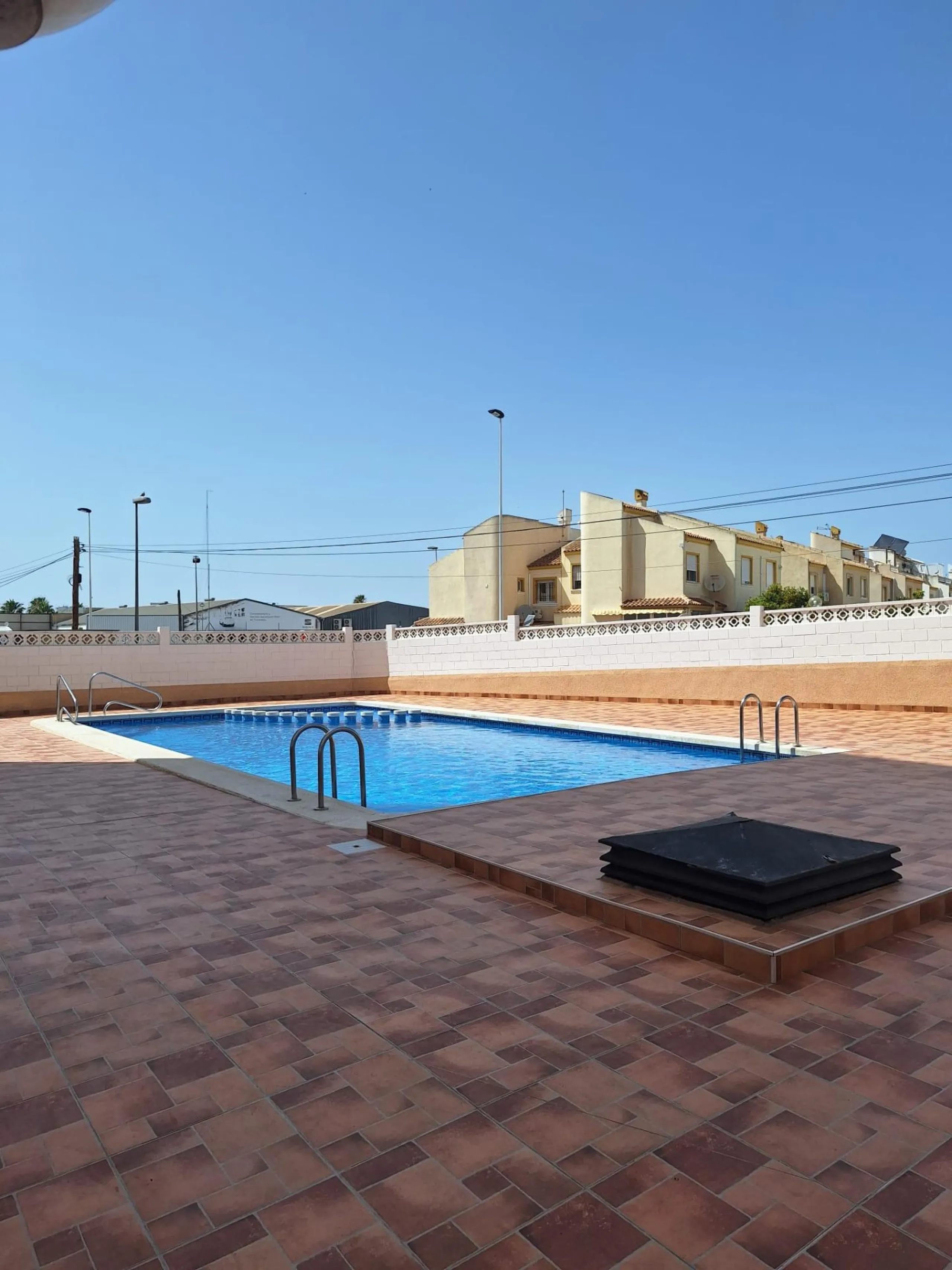 APARTAMENTO TOTALMENTE REFORMADO CON PISCINA EN NUEVA TORREVIEJA. 2 DORM. 1 BAÑO. CON SUPERFICIE DE 54 M2.