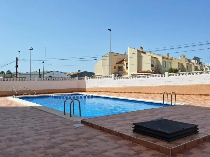 APARTAMENTO TOTALMENTE REFORMADO CON PISCINA EN NUEVA TORREVIEJA. 2 DORM. 1 BAÑO. CON SUPERFICIE DE 54 M2.