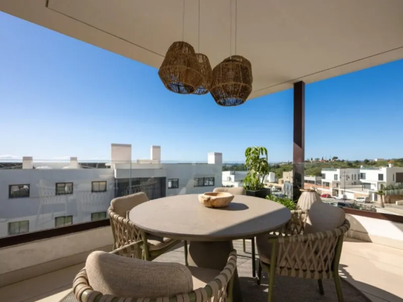 Höchster Wohnkomfort an der Küste: Dieses außergewöhnliche Penthouse in Reserva del Higuerón liegt nur 400 Meter von den goldenen Stränden Fuengirolas entfernt