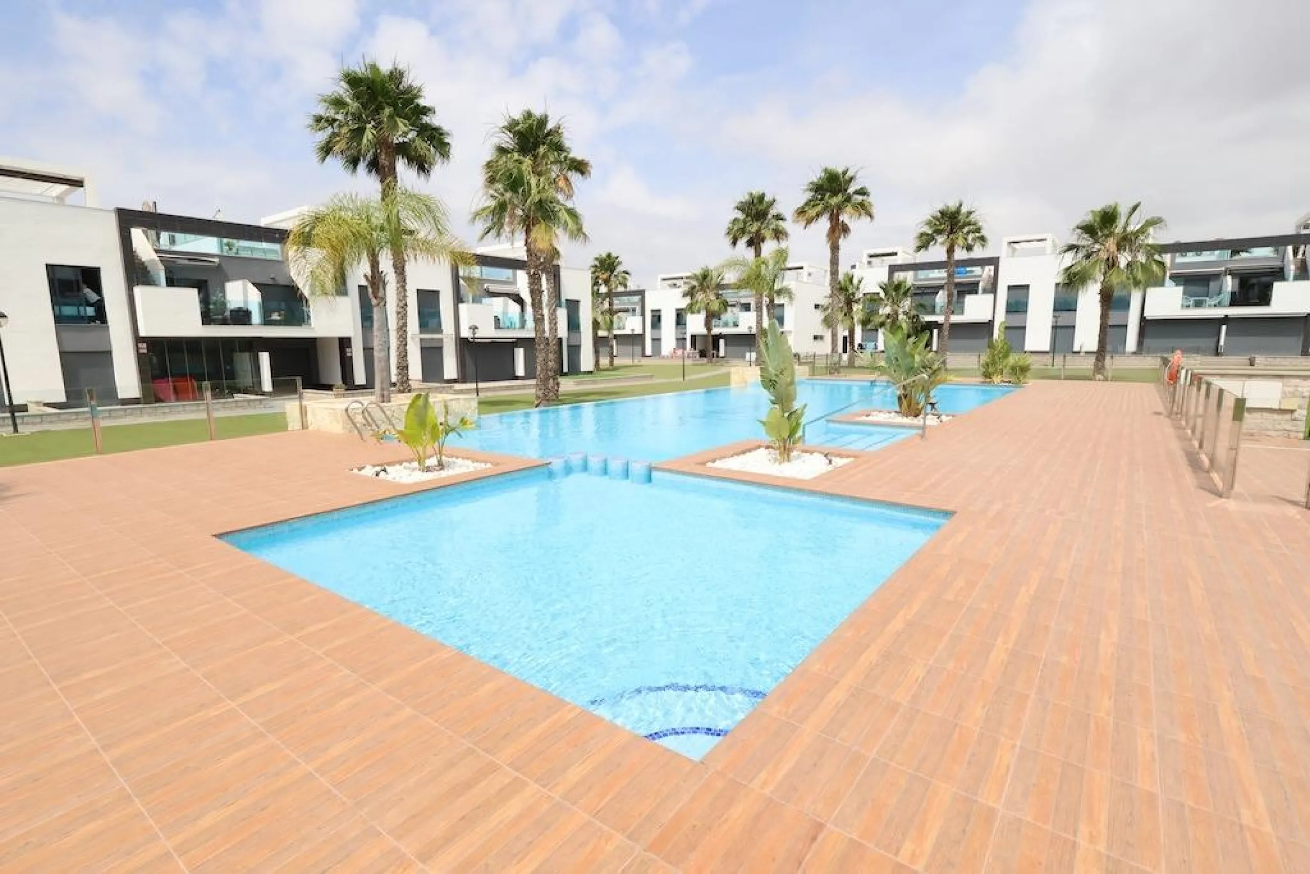 Пентхаус El Raso Oasis Beach XI.

Премиальное жилье на берегу моря. Современная новостройка с видом на океан. 3 спальни, 4 ванные комнаты, пентхаус с солярием и террасой площадью 150 м². Участок 800 м². Аэротермальная система, тёплый пол и другие премиальные технологии