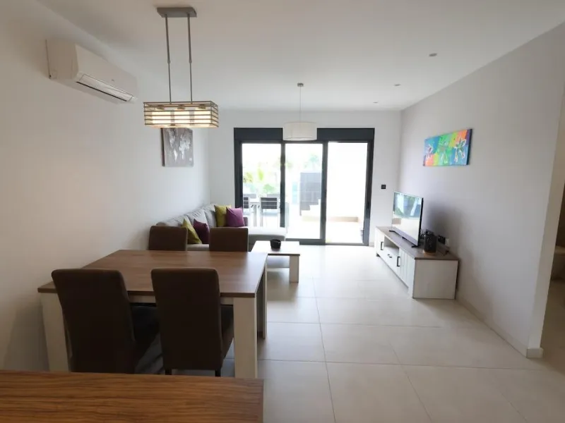 Пентхаус El Raso Oasis Beach XI.

Премиальное жилье на берегу моря. Современная новостройка с видом на океан. 3 спальни, 4 ванные комнаты, пентхаус с солярием и террасой площадью 150 м². Участок 800 м². Аэротермальная система, тёплый пол и другие премиальные технологии