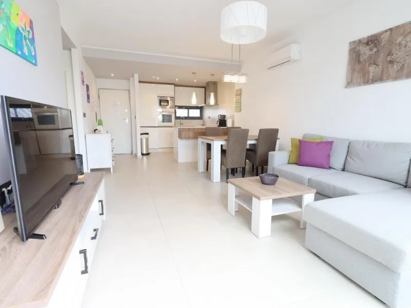 Пентхаус El Raso Oasis Beach XI.

Премиальное жилье на берегу моря. Современная новостройка с видом на океан. 3 спальни, 4 ванные комнаты, пентхаус с солярием и террасой площадью 150 м². Участок 800 м². Аэротермальная система, тёплый пол и другие премиальные технологии