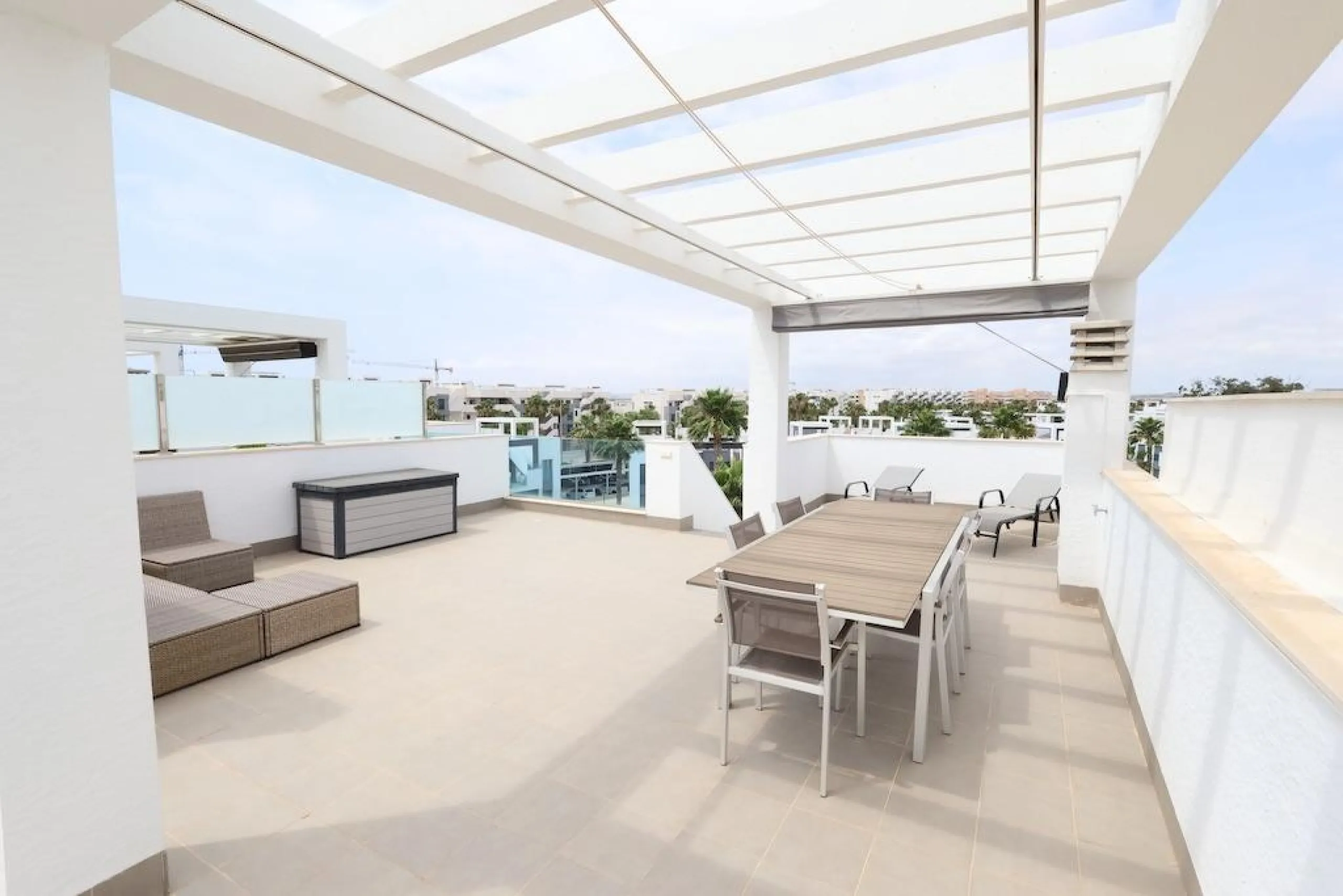 Пентхаус El Raso Oasis Beach XI.

Премиальное жилье на берегу моря. Современная новостройка с видом на океан. 3 спальни, 4 ванные комнаты, пентхаус с солярием и террасой площадью 150 м². Участок 800 м². Аэротермальная система, тёплый пол и другие премиальные технологии