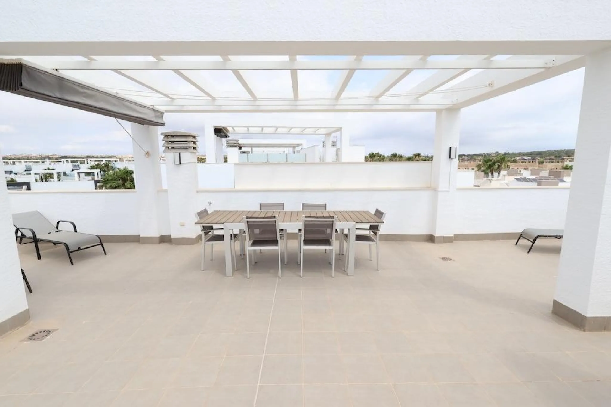 Пентхаус El Raso Oasis Beach XI.

Премиальное жилье на берегу моря. Современная новостройка с видом на океан. 3 спальни, 4 ванные комнаты, пентхаус с солярием и террасой площадью 150 м². Участок 800 м². Аэротермальная система, тёплый пол и другие премиальные технологии