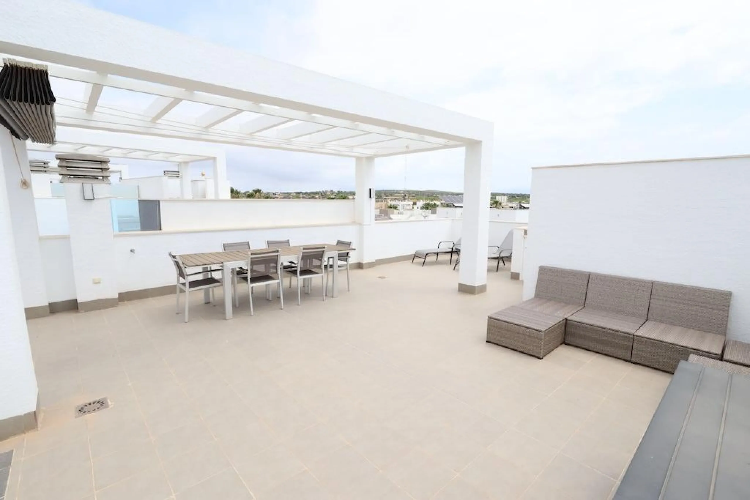 Пентхаус El Raso Oasis Beach XI.

Премиальное жилье на берегу моря. Современная новостройка с видом на океан. 3 спальни, 4 ванные комнаты, пентхаус с солярием и террасой площадью 150 м². Участок 800 м². Аэротермальная система, тёплый пол и другие премиальные технологии