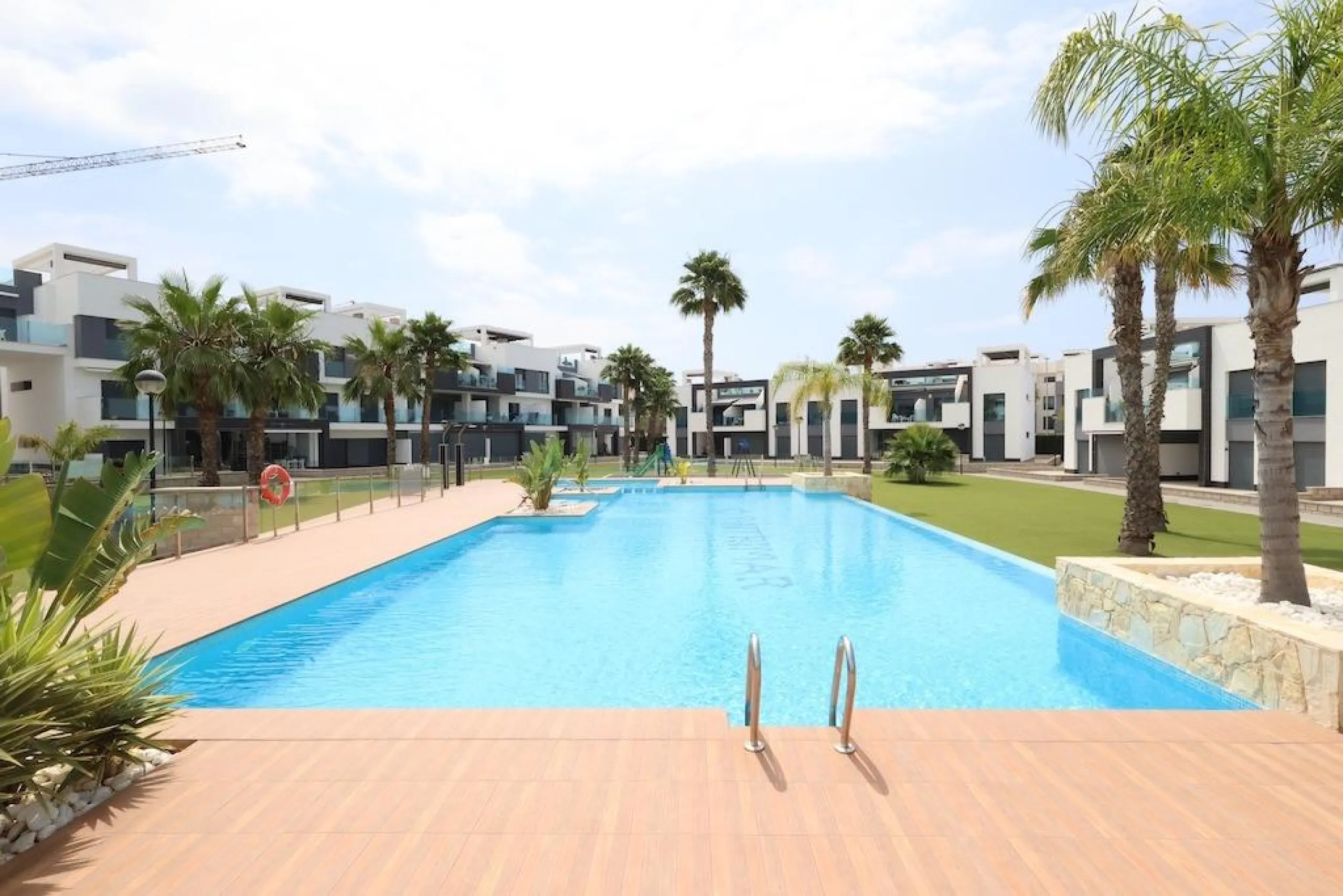 Пентхаус El Raso Oasis Beach XI.

Премиальное жилье на берегу моря. Современная новостройка с видом на океан. 3 спальни, 4 ванные комнаты, пентхаус с солярием и террасой площадью 150 м². Участок 800 м². Аэротермальная система, тёплый пол и другие премиальные технологии