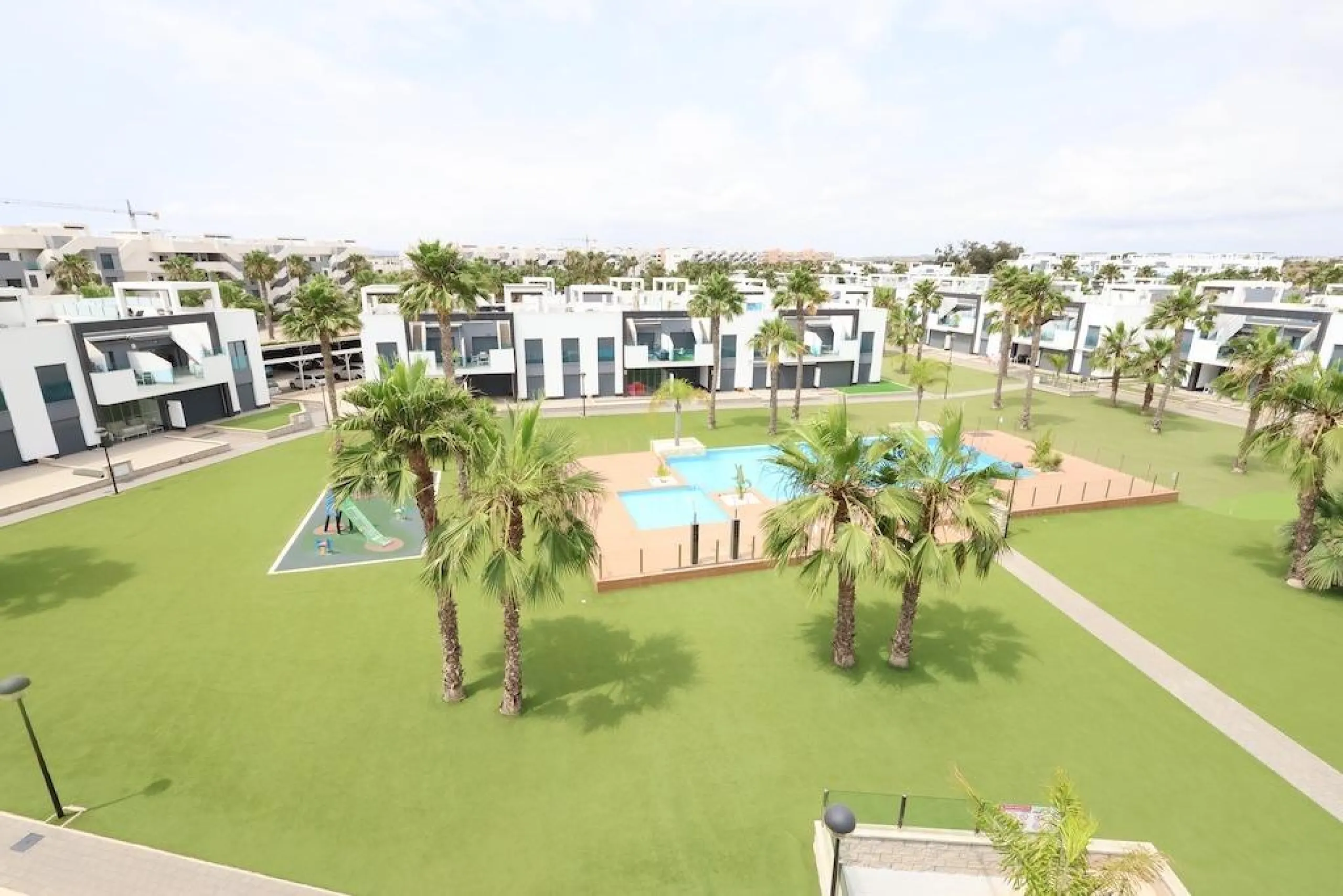 Пентхаус El Raso Oasis Beach XI.

Премиальное жилье на берегу моря. Современная новостройка с видом на океан. 3 спальни, 4 ванные комнаты, пентхаус с солярием и террасой площадью 150 м². Участок 800 м². Аэротермальная система, тёплый пол и другие премиальные технологии