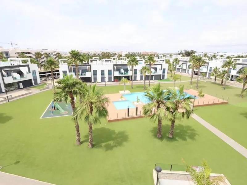 Пентхаус El Raso Oasis Beach XI.

Премиальное жилье на берегу моря. Современная новостройка с видом на океан. 3 спальни, 4 ванные комнаты, пентхаус с солярием и террасой площадью 150 м². Участок 800 м². Аэротермальная система, тёплый пол и другие премиальные технологии