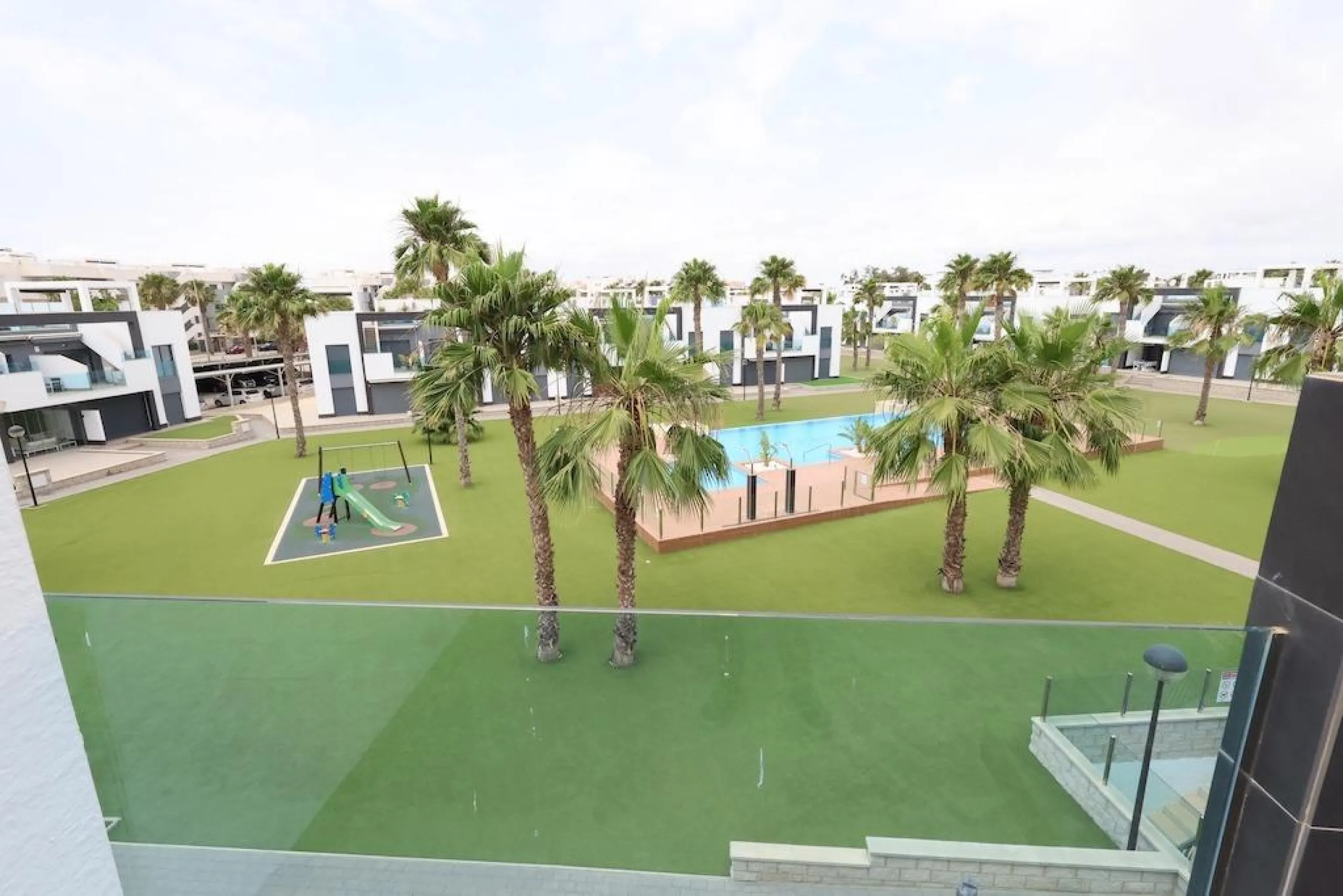 Пентхаус El Raso Oasis Beach XI.

Премиальное жилье на берегу моря. Современная новостройка с видом на океан. 3 спальни, 4 ванные комнаты, пентхаус с солярием и террасой площадью 150 м². Участок 800 м². Аэротермальная система, тёплый пол и другие премиальные технологии
