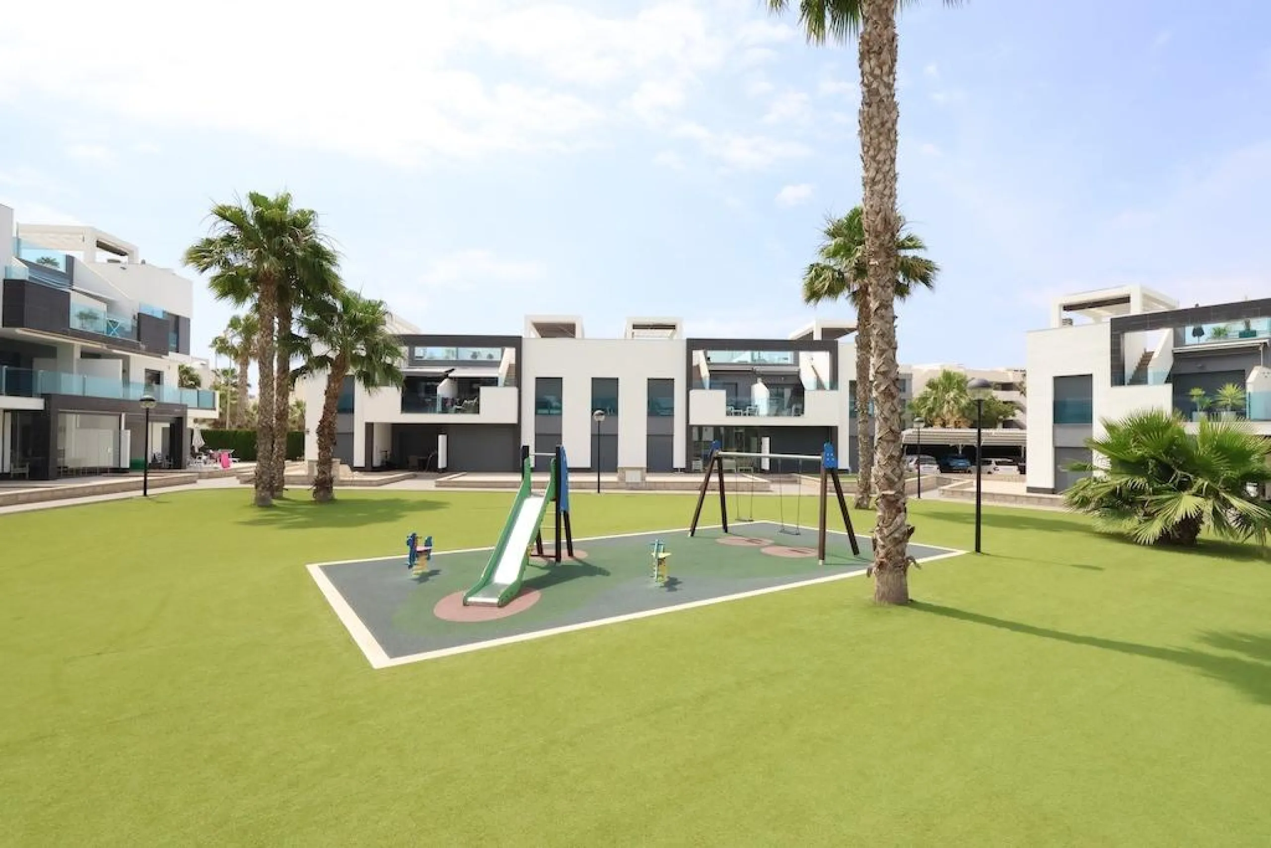 Пентхаус El Raso Oasis Beach XI.

Премиальное жилье на берегу моря. Современная новостройка с видом на океан. 3 спальни, 4 ванные комнаты, пентхаус с солярием и террасой площадью 150 м². Участок 800 м². Аэротермальная система, тёплый пол и другие премиальные технологии