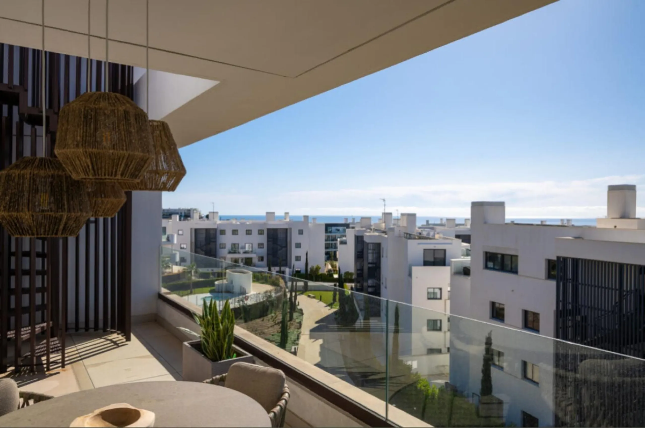 Höchster Wohnkomfort an der Küste: Dieses außergewöhnliche Penthouse in Reserva del Higuerón liegt nur 400 Meter von den goldenen Stränden Fuengirolas entfernt