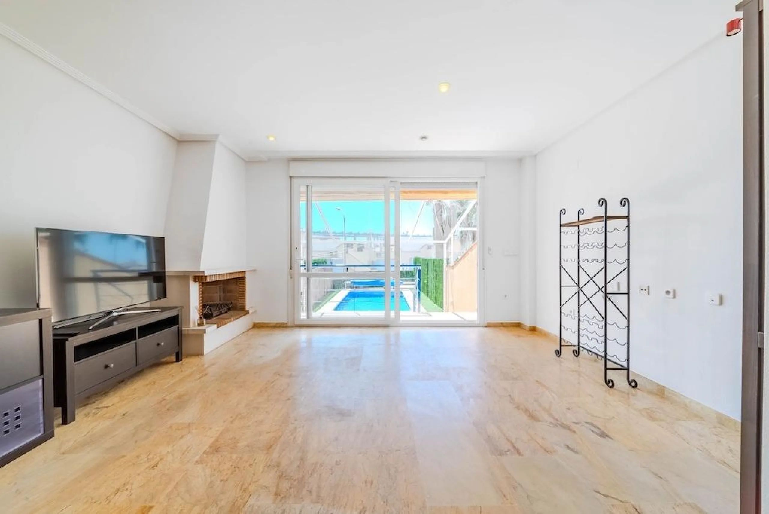 Aguamarina spacious property with a private pool and sea views, just 100 metres from the beach