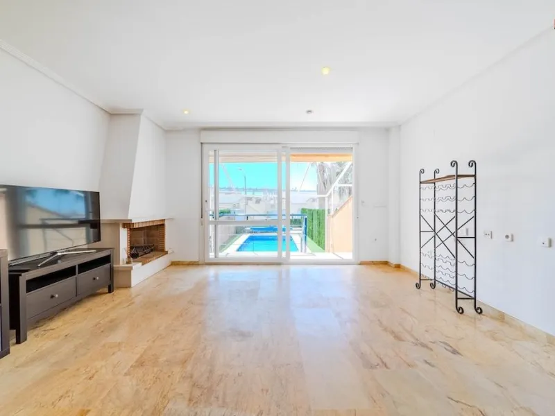 Aguamarina spacious property with a private pool and sea views, just 100 metres from the beach