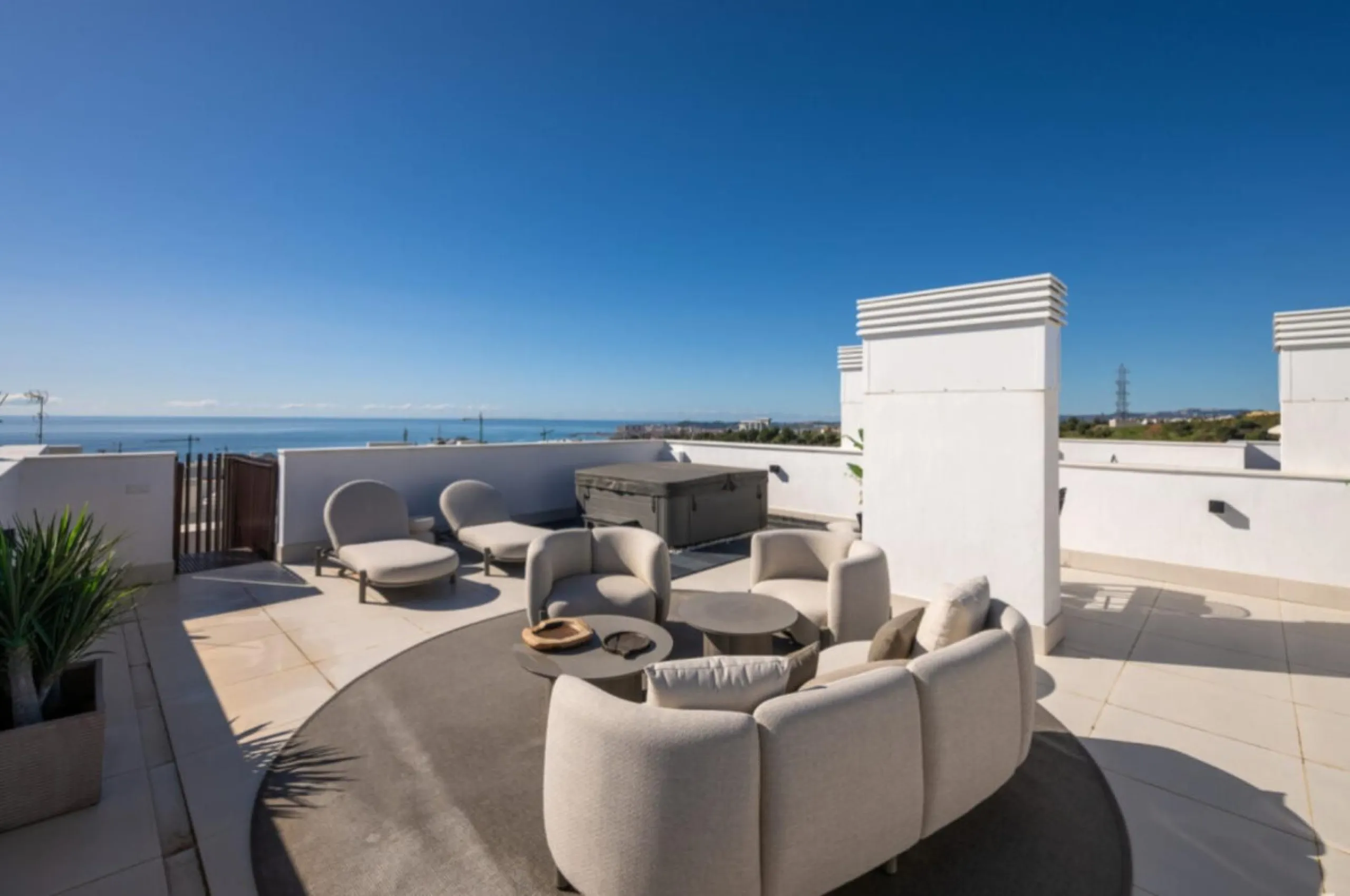 Höchster Wohnkomfort an der Küste: Dieses außergewöhnliche Penthouse in Reserva del Higuerón liegt nur 400 Meter von den goldenen Stränden Fuengirolas entfernt
