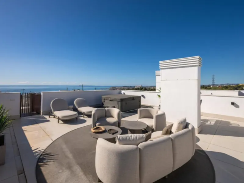 Höchster Wohnkomfort an der Küste: Dieses außergewöhnliche Penthouse in Reserva del Higuerón liegt nur 400 Meter von den goldenen Stränden Fuengirolas entfernt