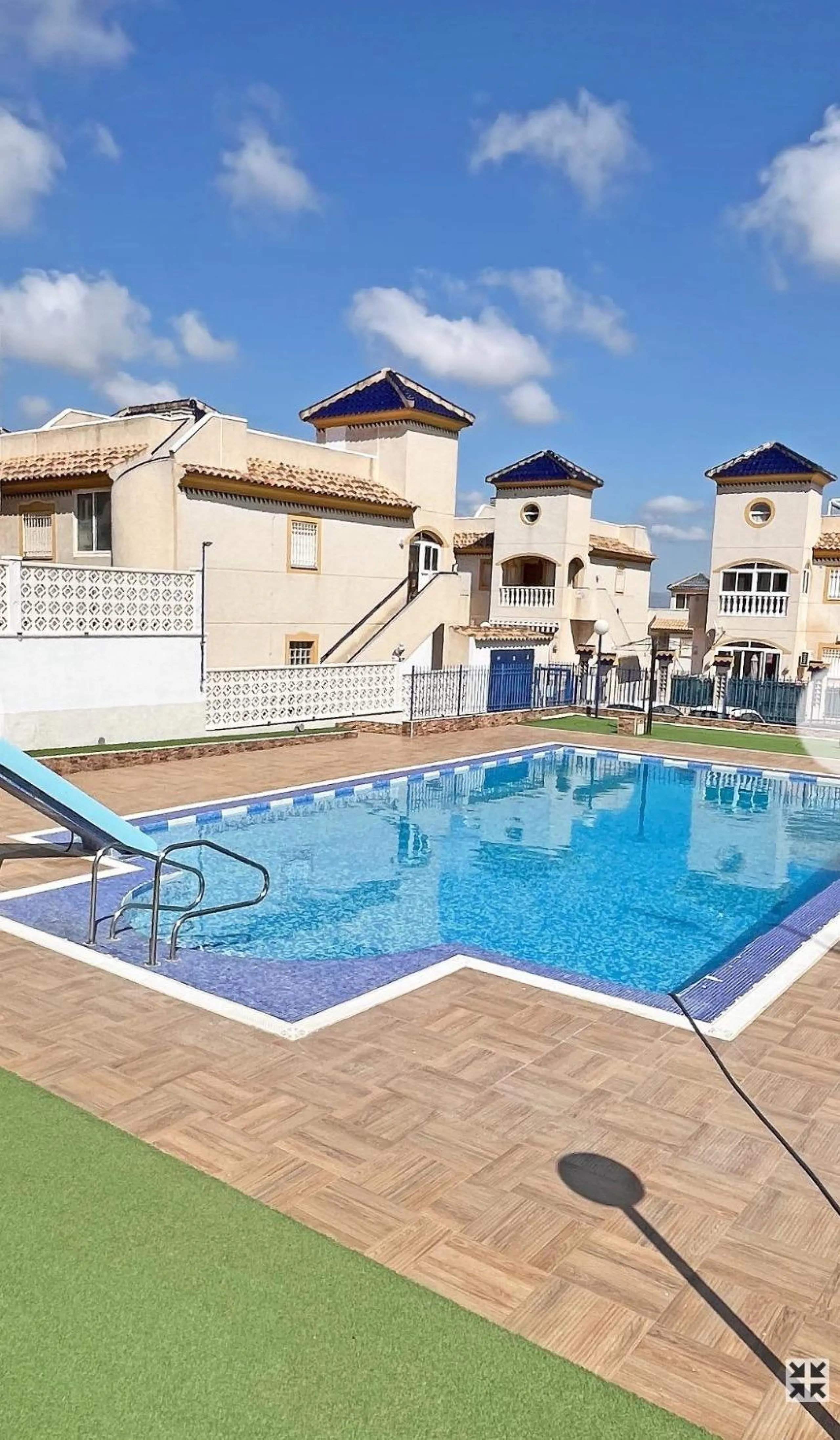 Bungalow bajo en Guardamar : 2 hab, 1 baño, piscina.