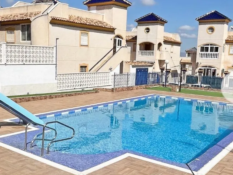 Bungalow bajo en Guardamar : 2 hab, 1 baño, piscina.