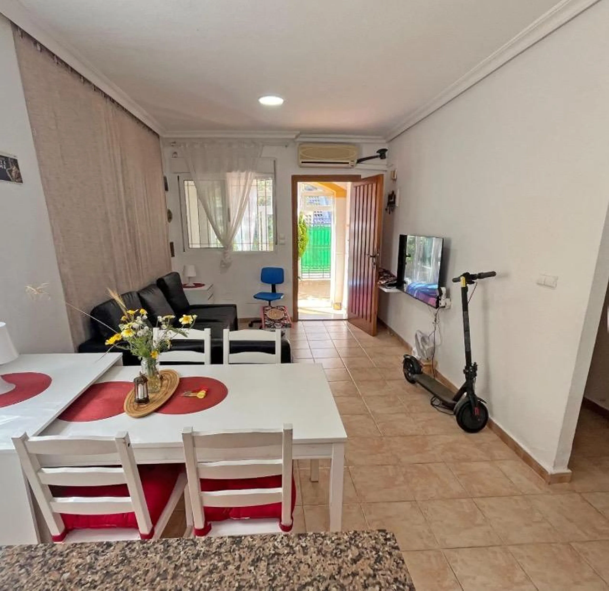 Bungalow bajo en Guardamar : 2 hab, 1 baño, piscina.