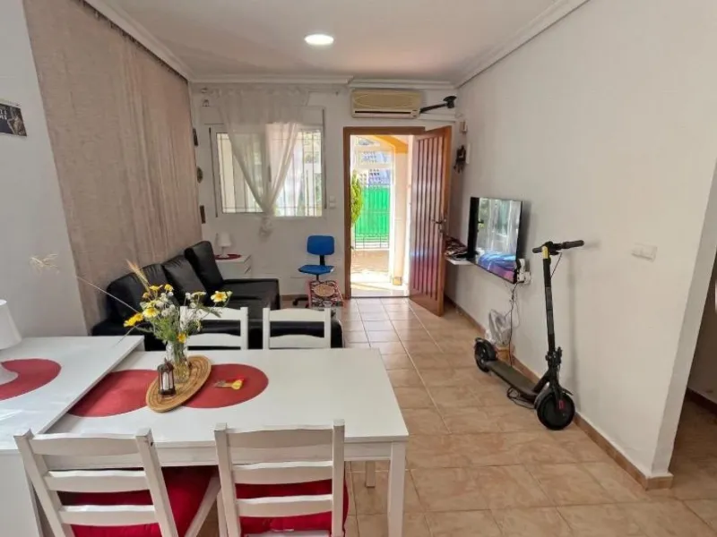 Bungalow bajo en Guardamar : 2 hab, 1 baño, piscina.