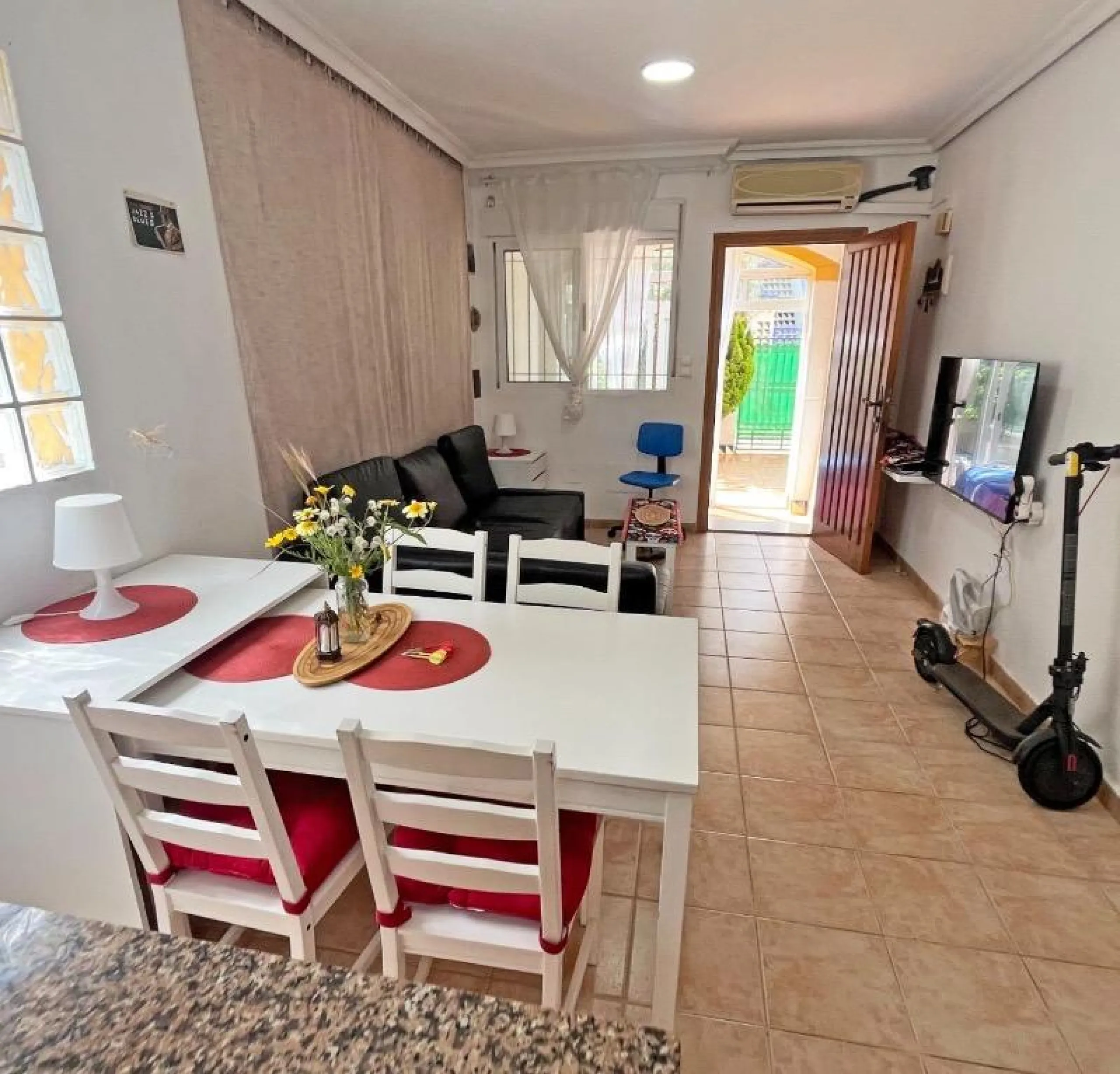 Bungalow bajo en Guardamar : 2 hab, 1 baño, piscina.