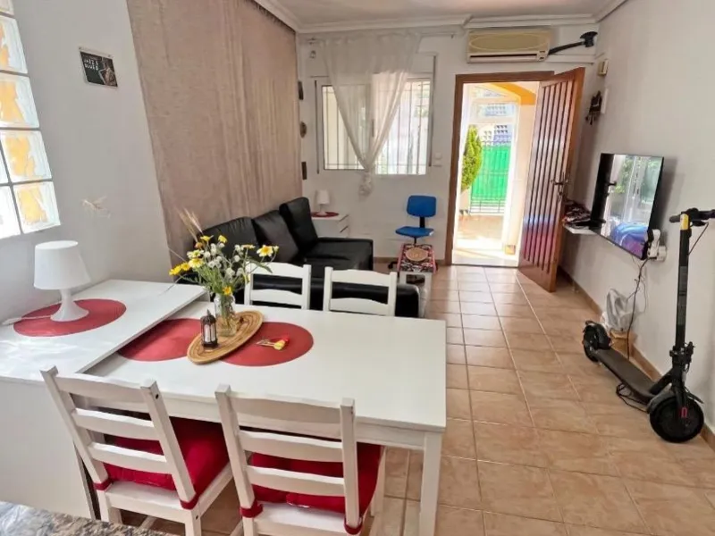 Bungalow bajo en Guardamar : 2 hab, 1 baño, piscina.