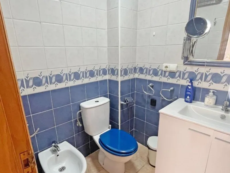 Bungalow bajo en Guardamar : 2 hab, 1 baño, piscina.