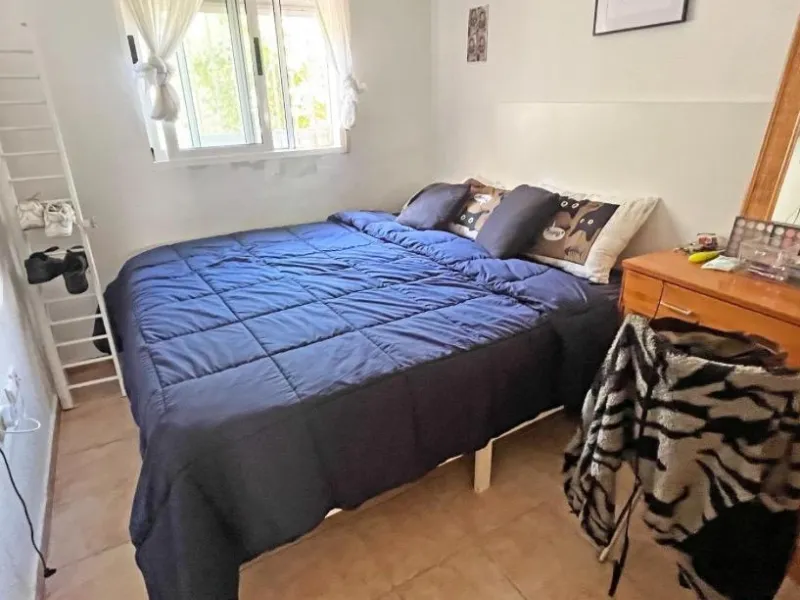 Bungalow bajo en Guardamar : 2 hab, 1 baño, piscina.