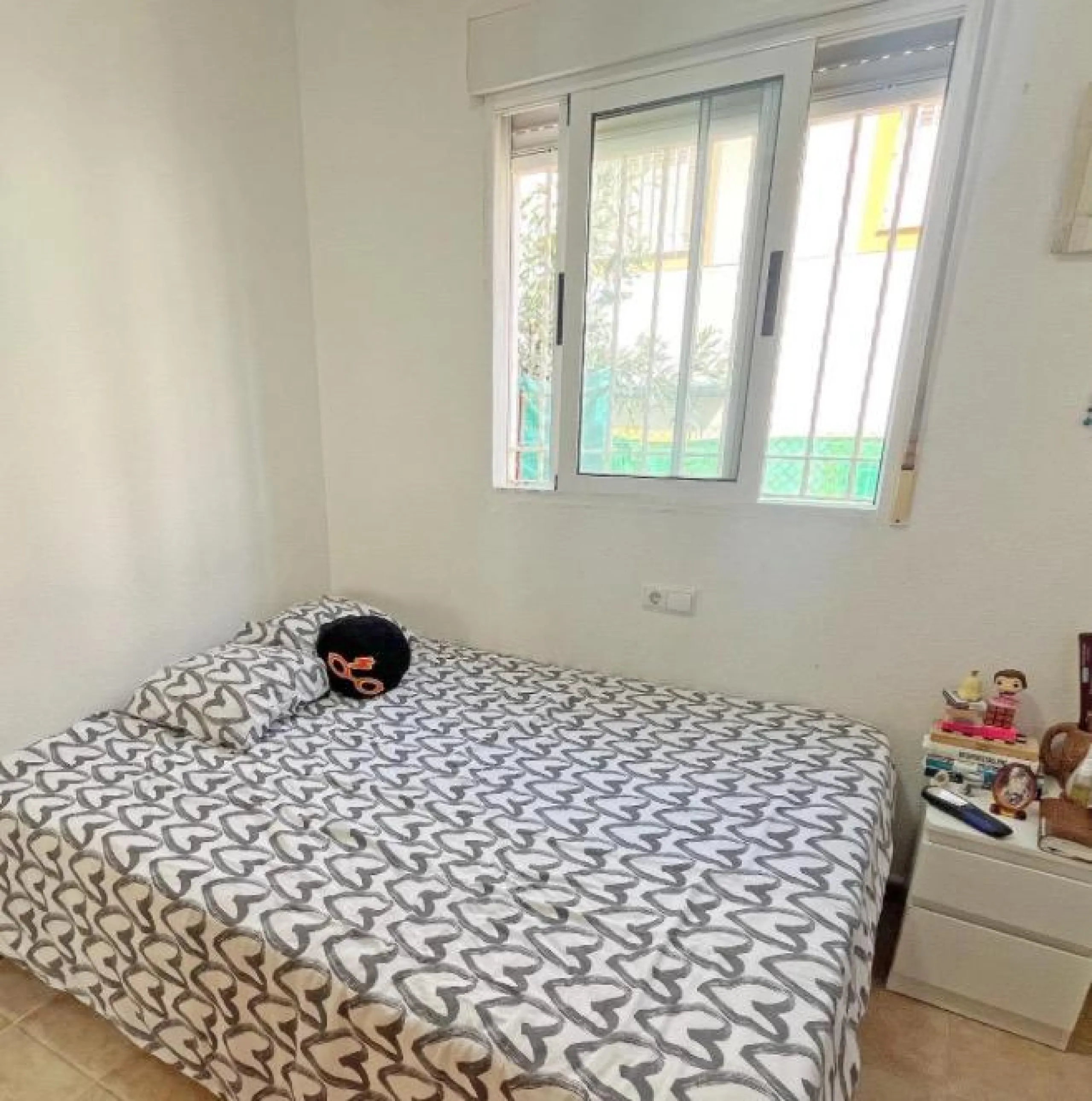 Bungalow bajo en Guardamar : 2 hab, 1 baño, piscina.