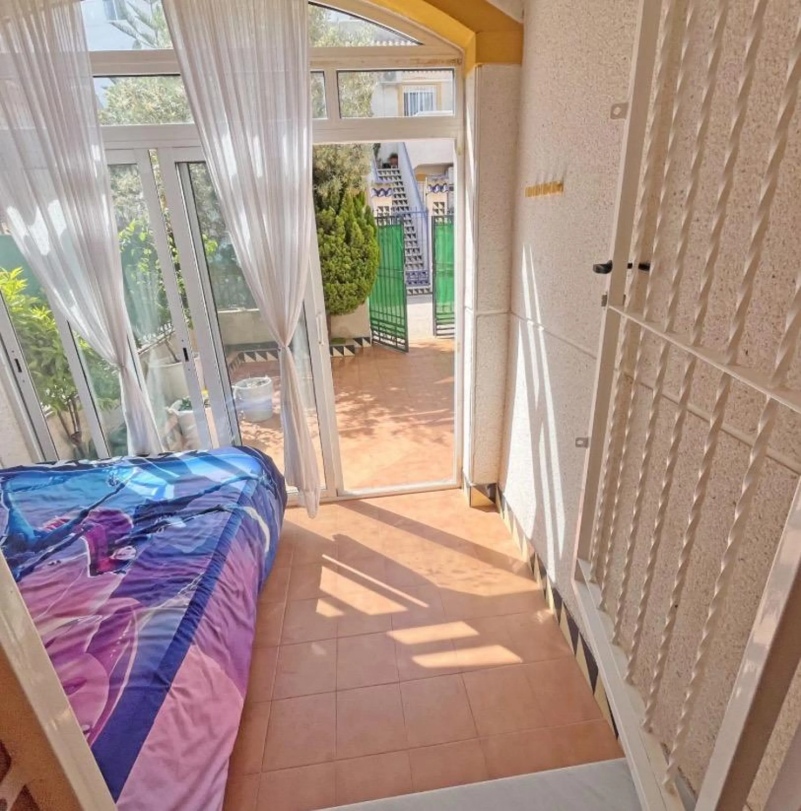 Bungalow bajo en Guardamar : 2 hab, 1 baño, piscina.