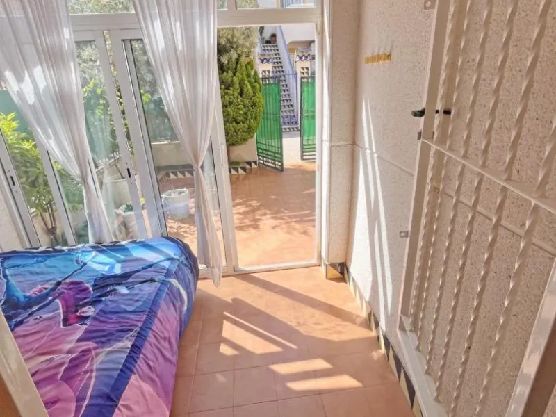 Bungalow bajo en Guardamar : 2 hab, 1 baño, piscina.
