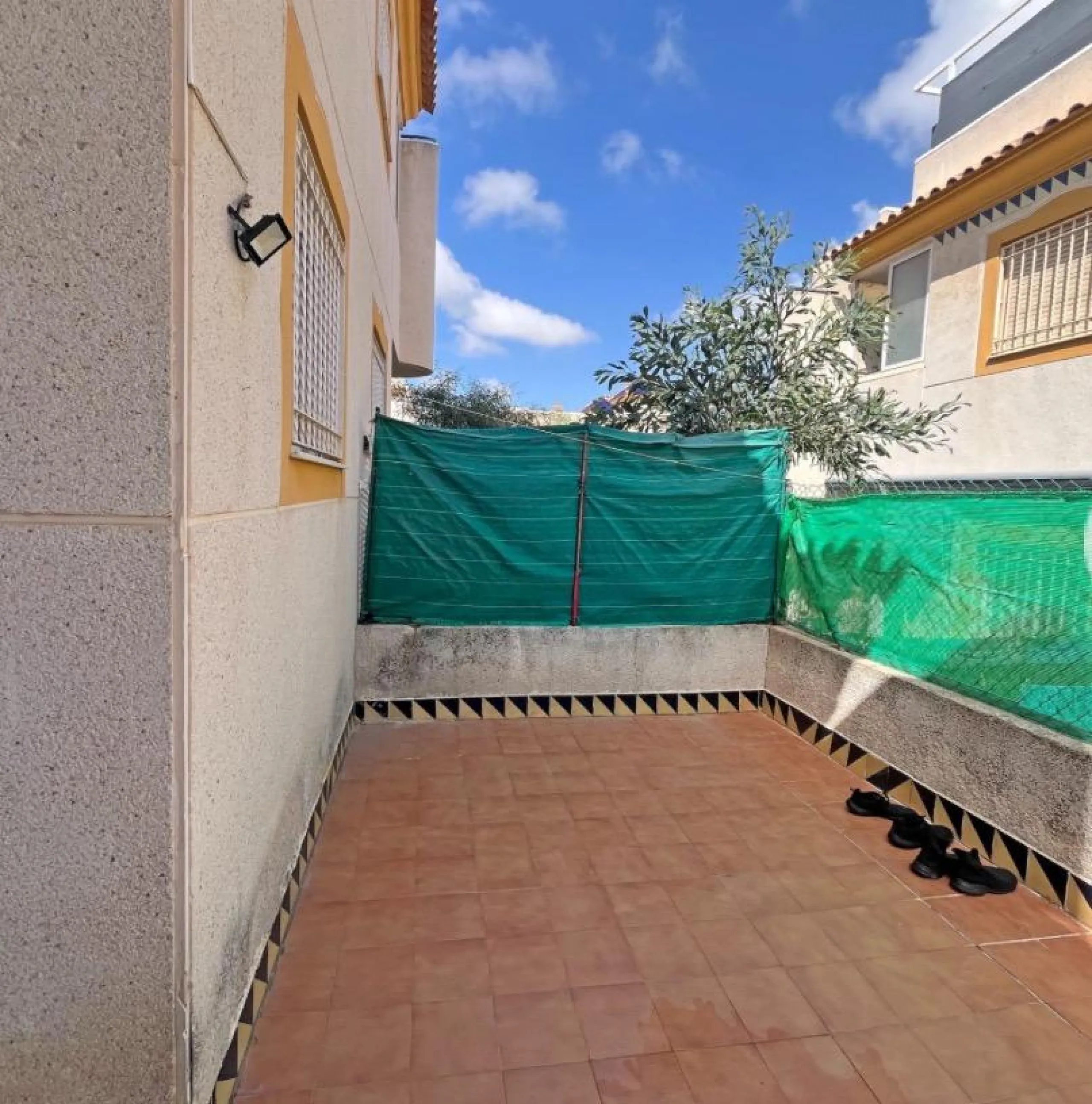 Bungalow bajo en Guardamar : 2 hab, 1 baño, piscina.