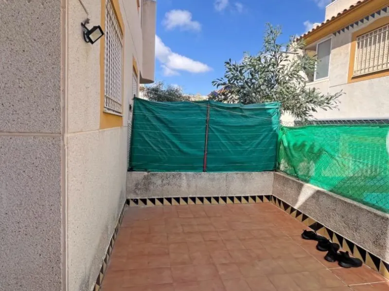 Bungalow bajo en Guardamar : 2 hab, 1 baño, piscina.