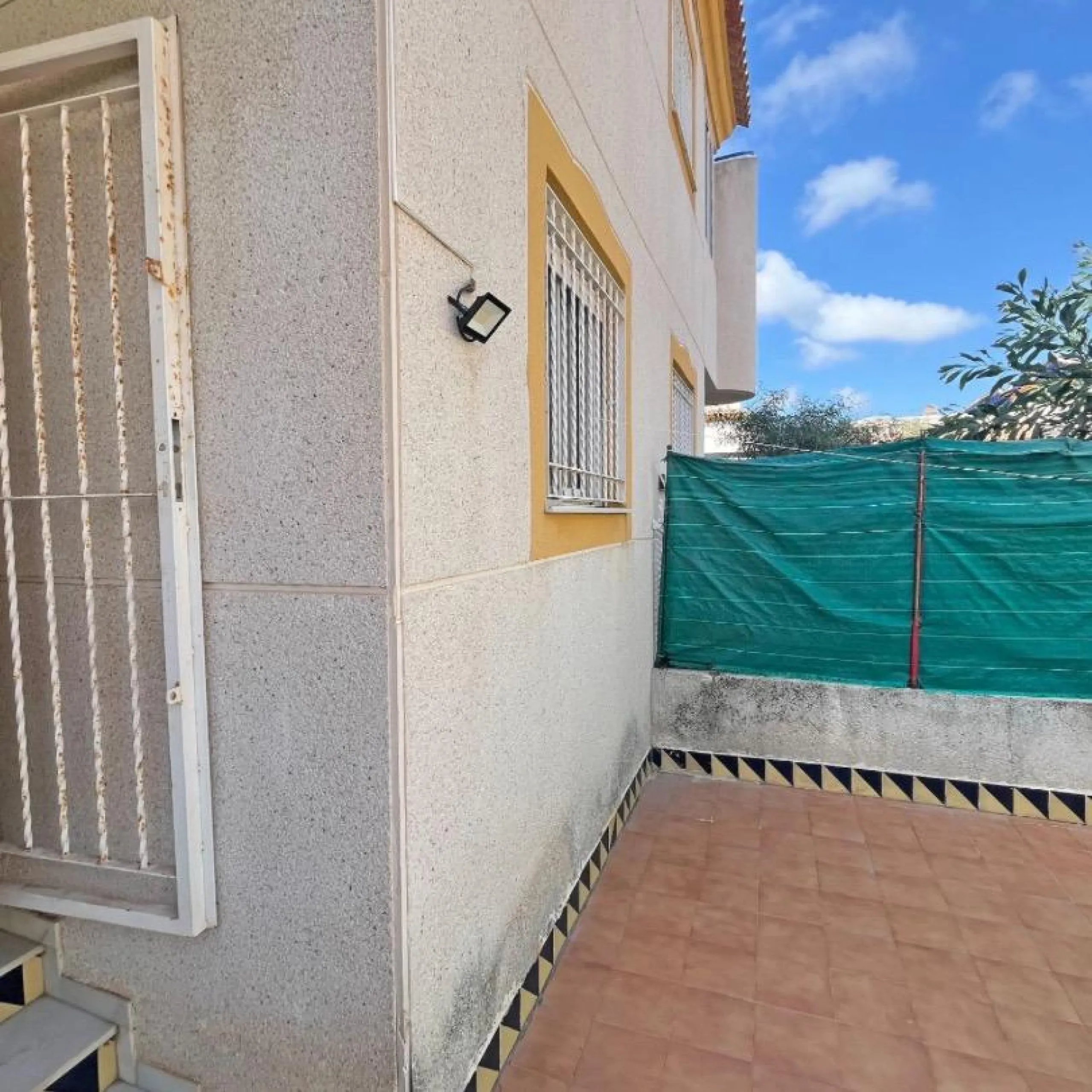 Bungalow bajo en Guardamar : 2 hab, 1 baño, piscina.