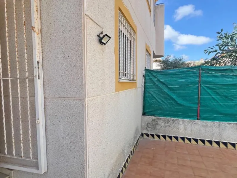 Bungalow bajo en Guardamar : 2 hab, 1 baño, piscina.