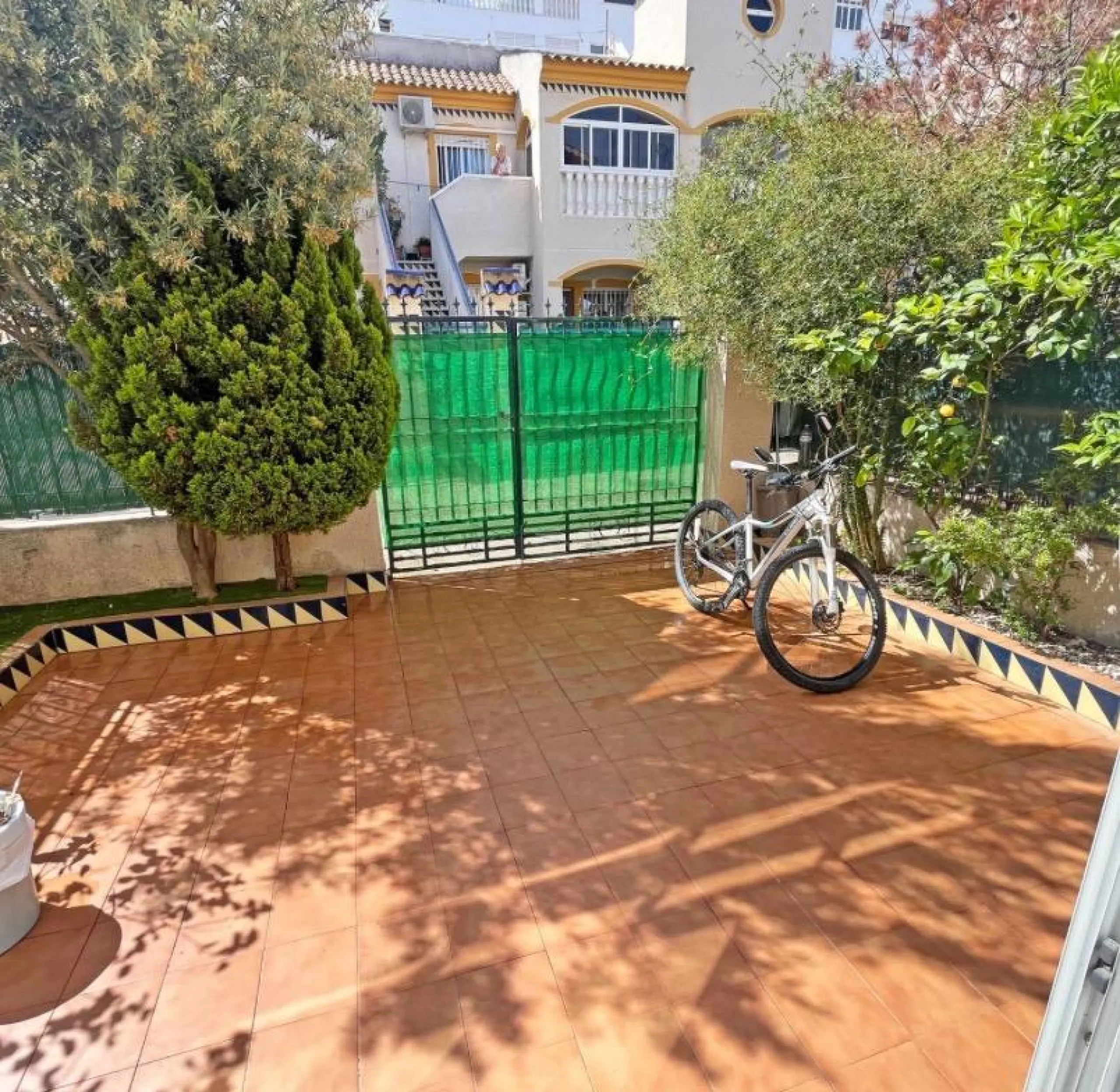 Bungalow bajo en Guardamar : 2 hab, 1 baño, piscina.