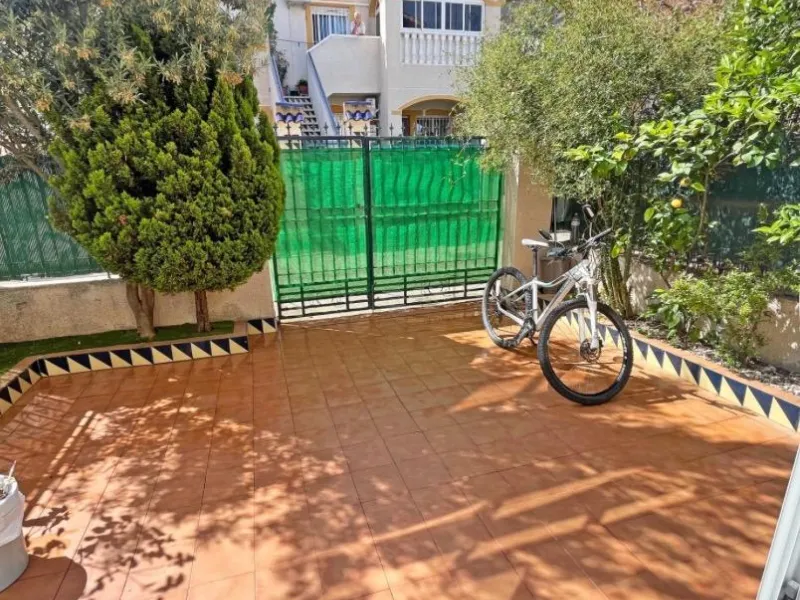 Bungalow bajo en Guardamar : 2 hab, 1 baño, piscina.