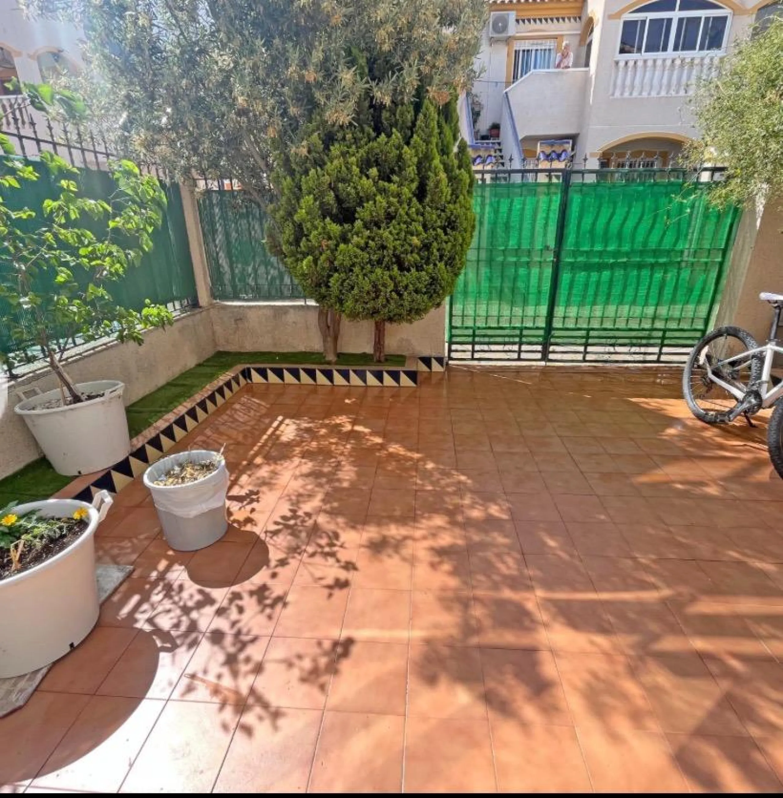 Bungalow bajo en Guardamar : 2 hab, 1 baño, piscina.