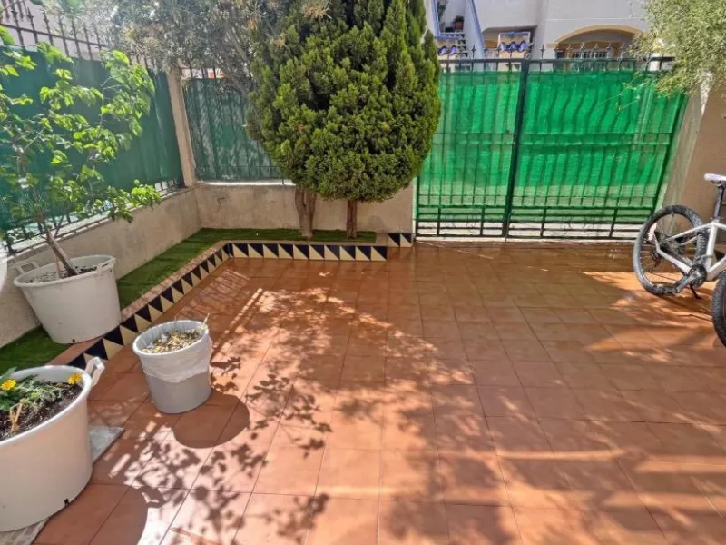 Bungalow bajo en Guardamar : 2 hab, 1 baño, piscina.