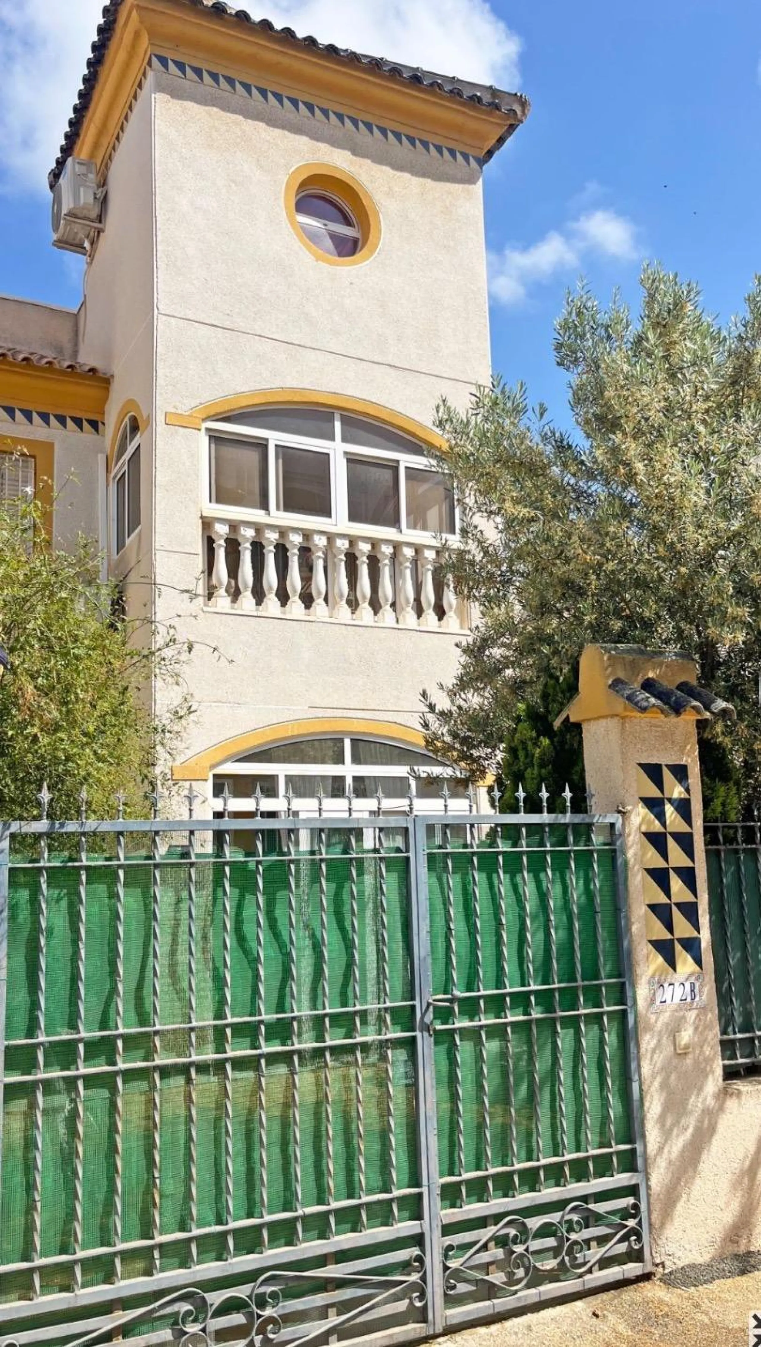 Bungalow bajo en Guardamar : 2 hab, 1 baño, piscina.