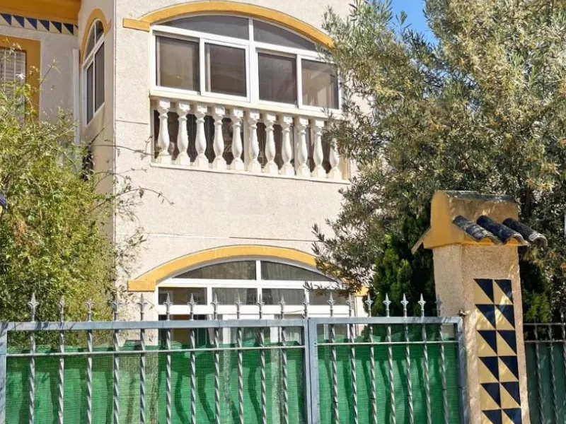 Bungalow bajo en Guardamar : 2 hab, 1 baño, piscina.
