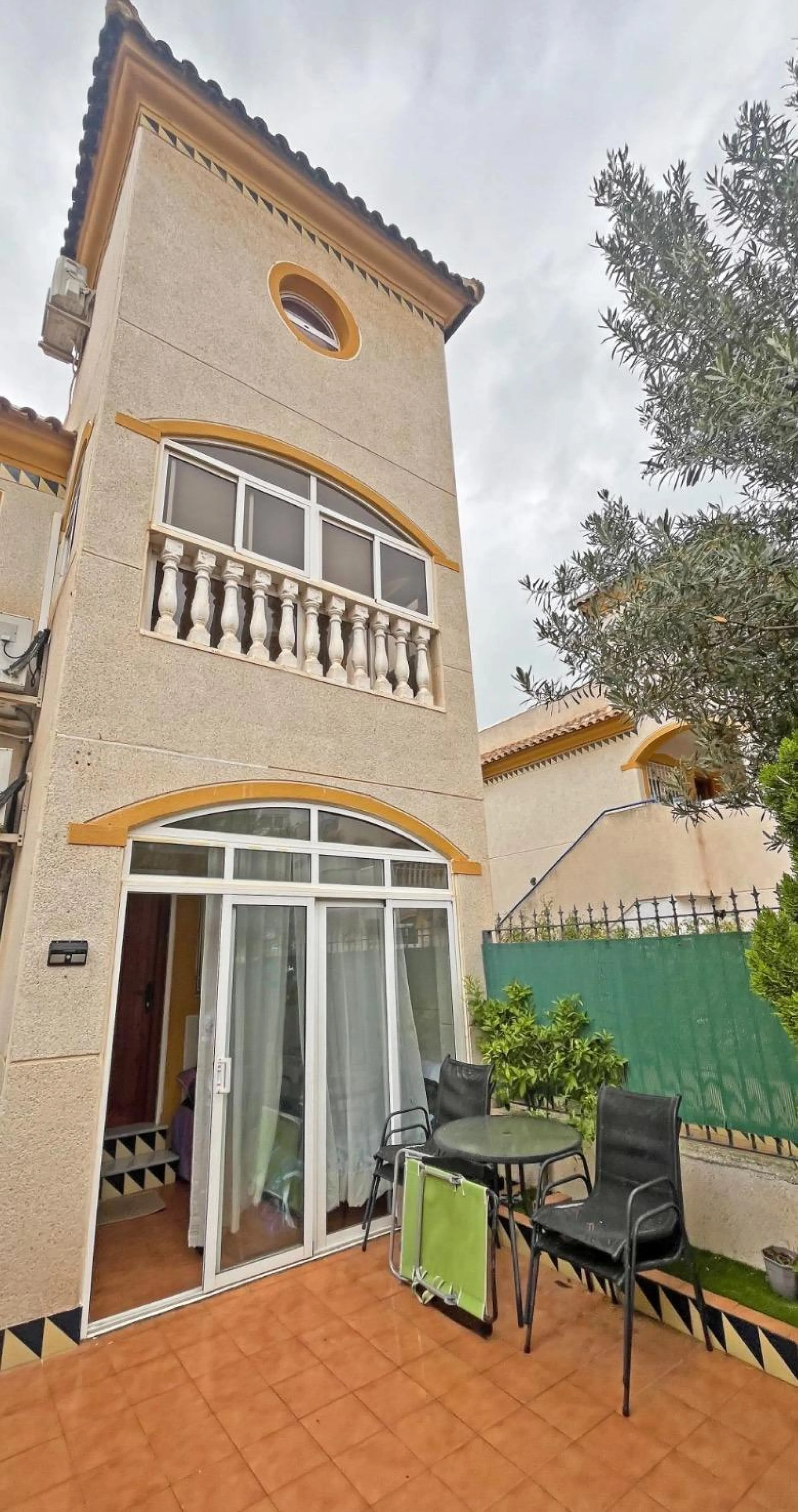 Bungalow bajo en Guardamar : 2 hab, 1 baño, piscina.