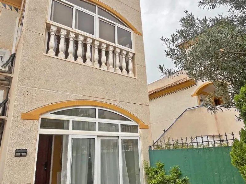 Bungalow bajo en Guardamar : 2 hab, 1 baño, piscina.