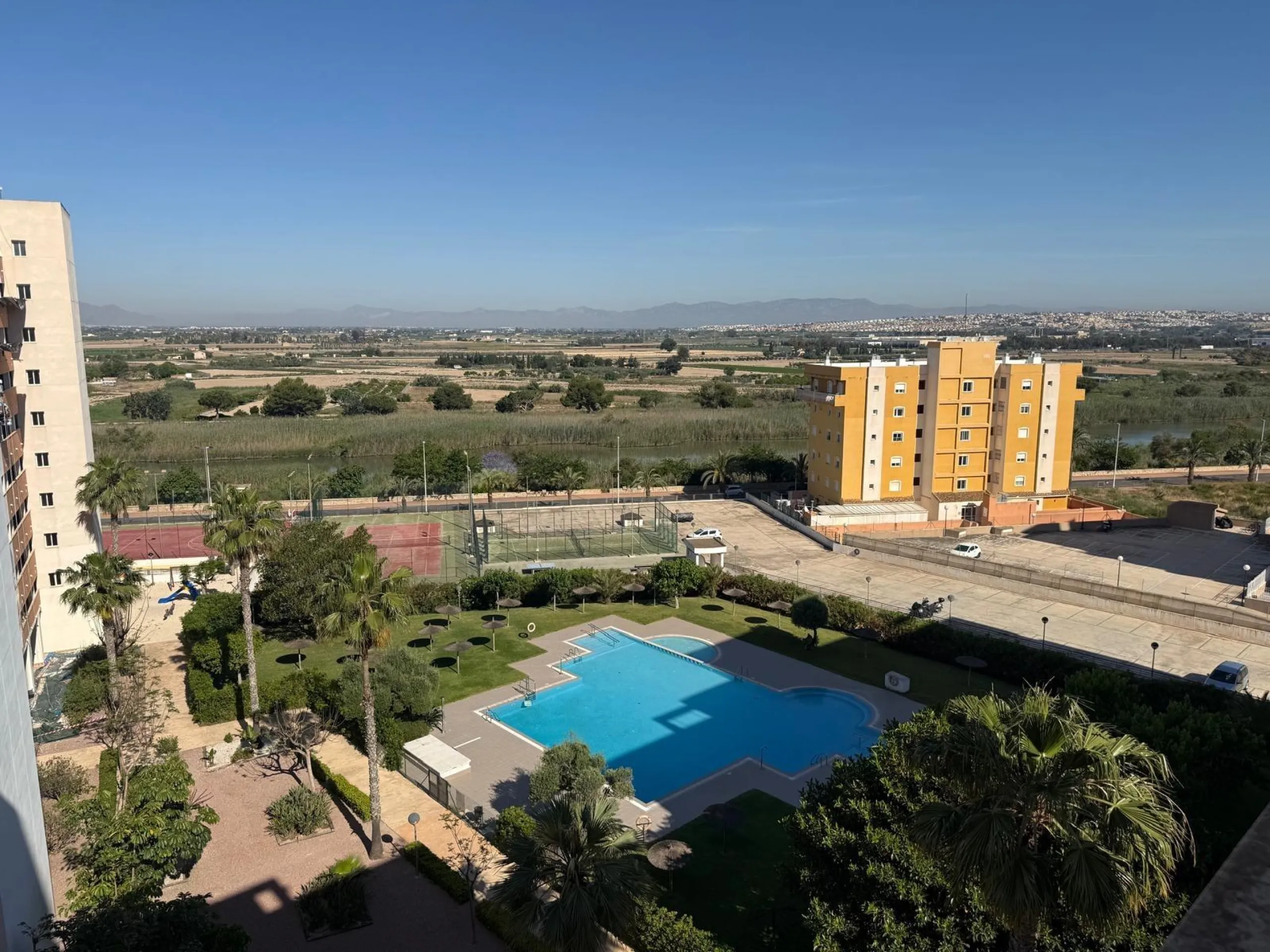 ESPACIOSA VIVIENDA DE 2 HABITACIONES Y 2 BAÑOS + PISCINA EN GUARDAMAR
