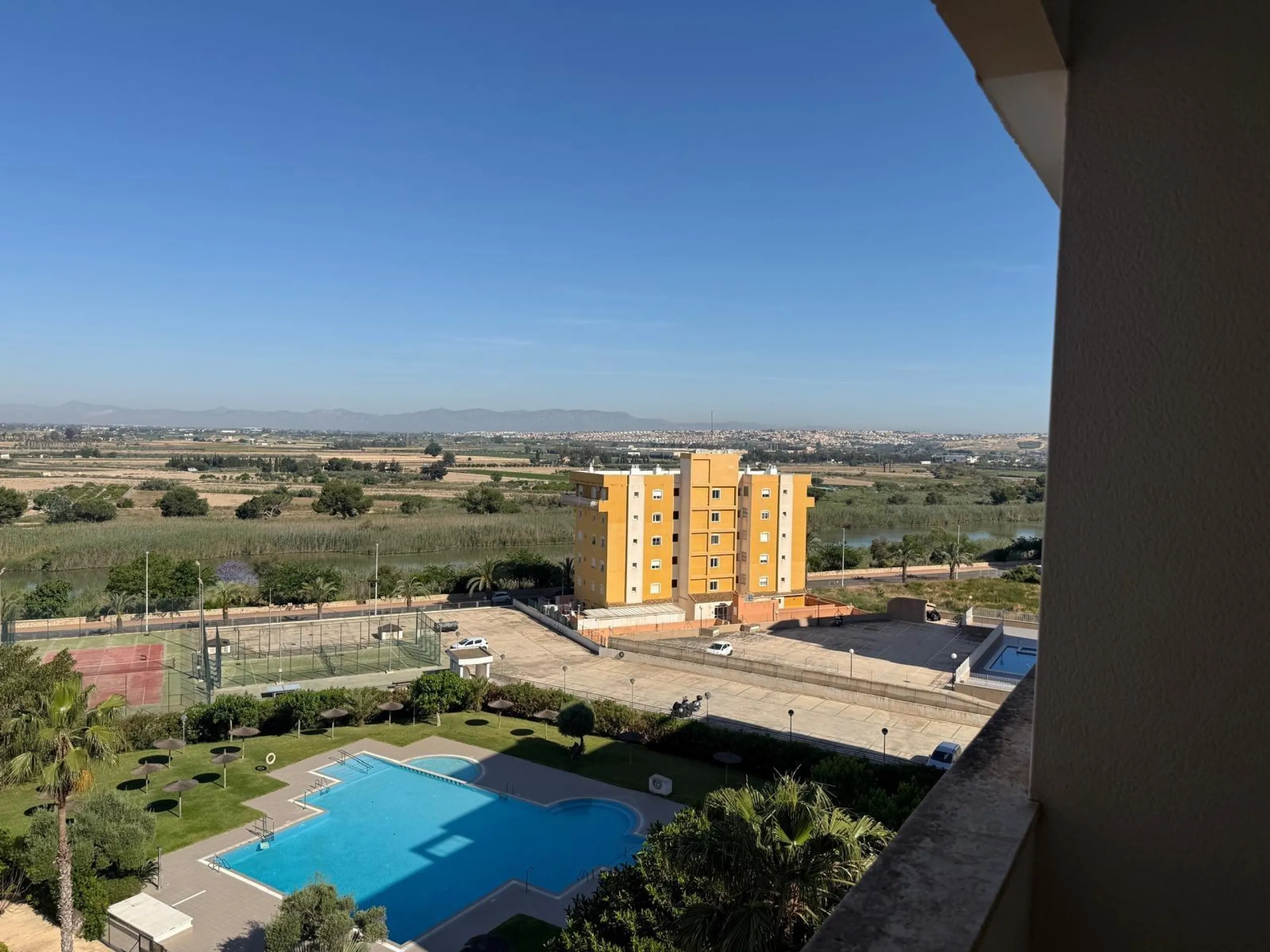 ESPACIOSA VIVIENDA DE 2 HABITACIONES Y 2 BAÑOS + PISCINA EN GUARDAMAR