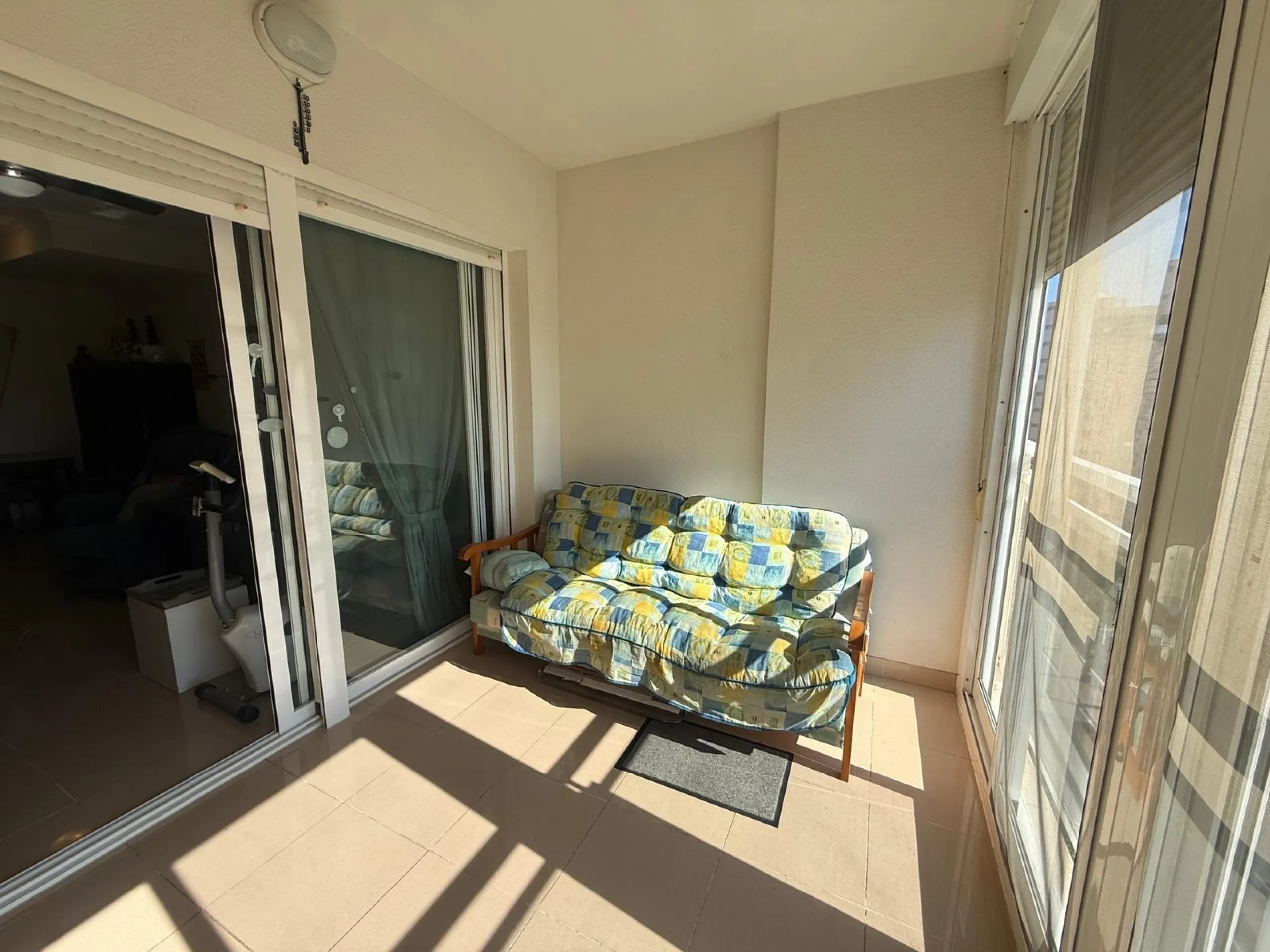 ESPACIOSA VIVIENDA DE 2 HABITACIONES Y 2 BAÑOS + PISCINA EN GUARDAMAR