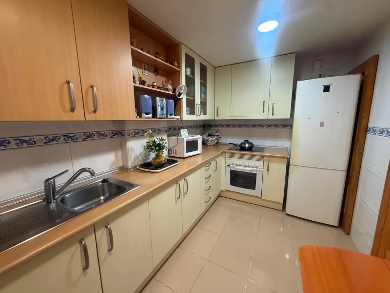 ESPACIOSA VIVIENDA DE 2 HABITACIONES Y 2 BAÑOS + PISCINA EN GUARDAMAR