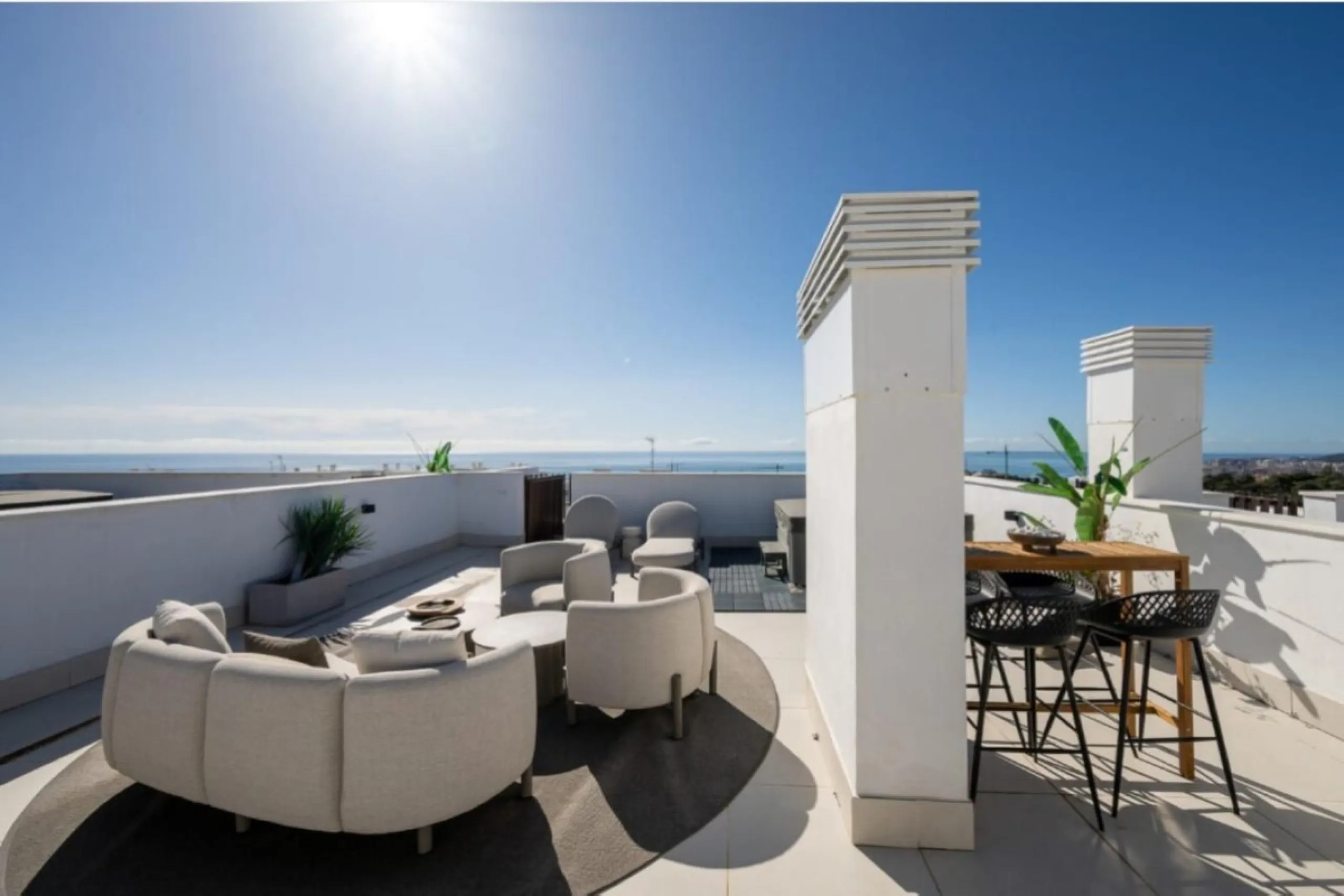 Höchster Wohnkomfort an der Küste: Dieses außergewöhnliche Penthouse in Reserva del Higuerón liegt nur 400 Meter von den goldenen Stränden Fuengirolas entfernt